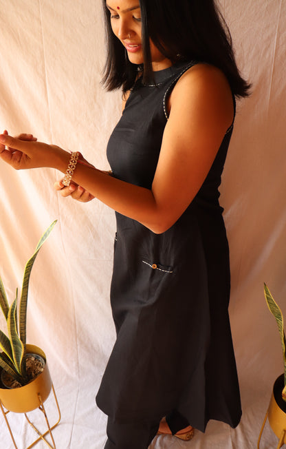 Timeless black – Cotton halter-neck kurta set with pockets !